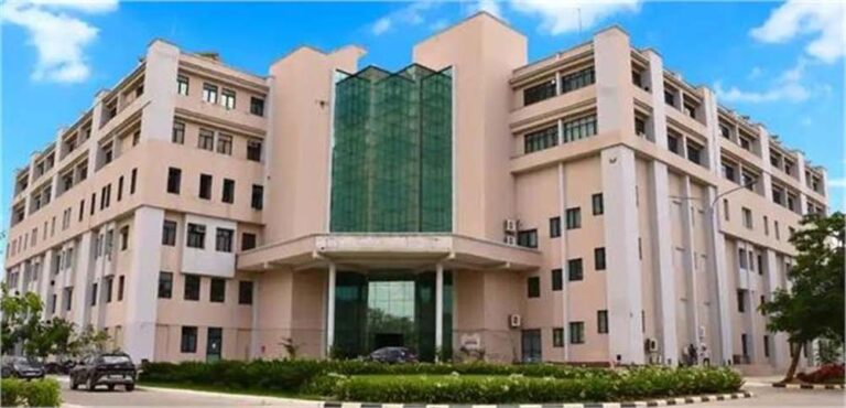 बरसात से बचने के लिए पेड़ के नीचे खड़े हो गए छात्र, आकाशीय बिजली की चपेट में आने से 5 छात्र झुलसे