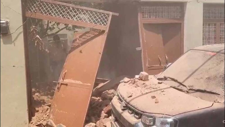 शिवपुरी के पिछोर में एक शिक्षक के घर पर आसमान से गिरी कोई वस्तु की वजह से दो कमरे ध्वस्त