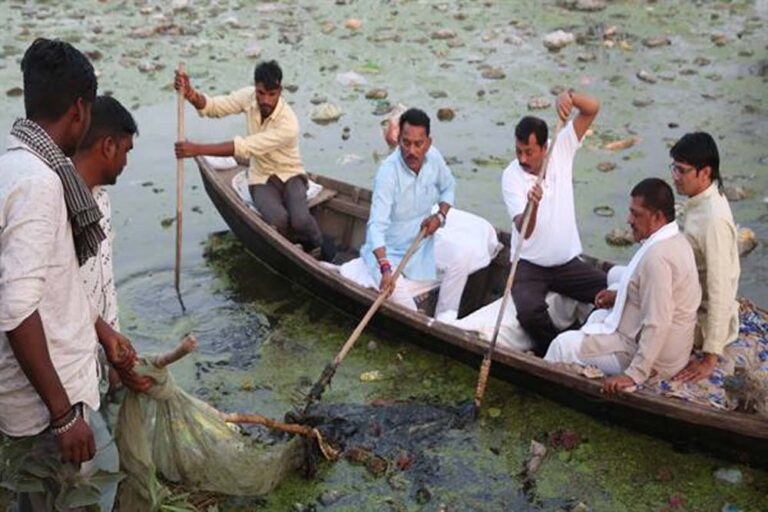 मंत्री सिलावट ने बाणगंगा विसर्जन घाट पर सफाई, सौंदर्यीकरण एवं संरक्षण के लिए किया श्रमदान