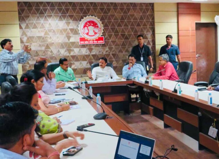 मेडिकल ऑफिसर एवं विशेषज्ञ चिकित्सकों की भर्ती प्रक्रिया तीव्र गति से करें पूर्ण : उप मुख्यमंत्री शुक्ल