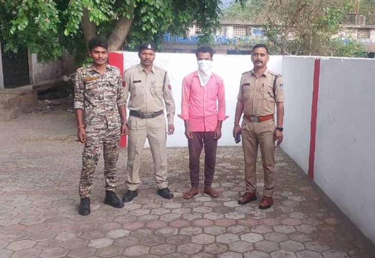चौकी विक्रमपुर  पुलिस ने 2 साल पुराने वसूली प्रकरण के फरार स्थाई वांरटी  रतन सिंह पट्टा को कस्बा समनापुर से किया गिरफ्तार