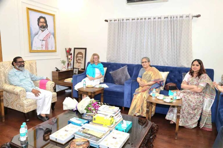 यूनिसेफ इंडिया की प्रतिनिधि सिंथिया मैककैफ्रे ने सोरेन से उनके कार्यालय में की मुलाकात