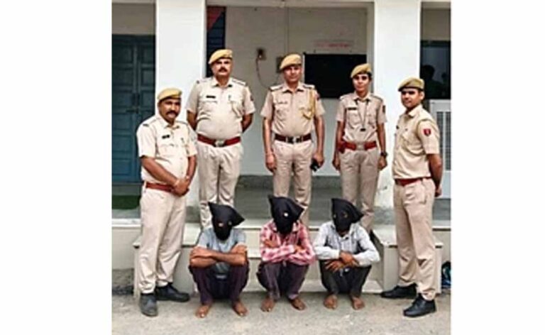 लाठियों से पीटकर की हत्या, तीन आरोपी गिरफ्तार