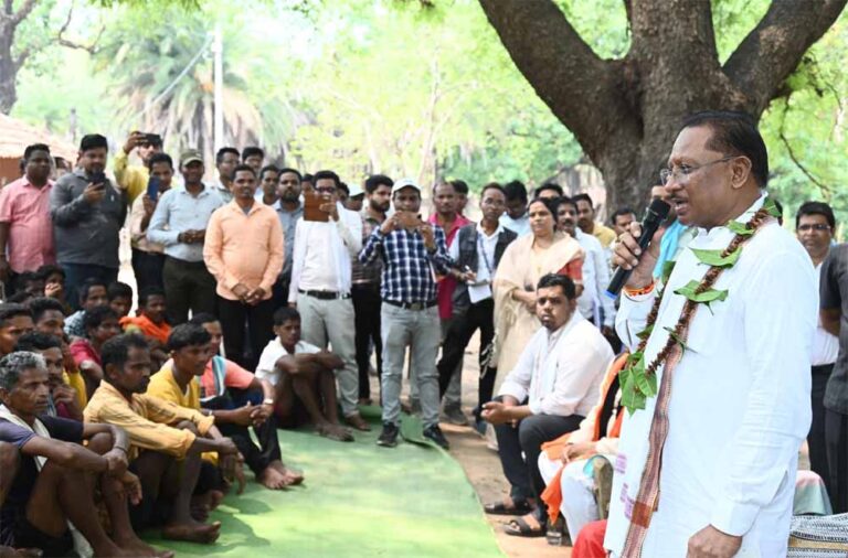 मुख्यमंत्री साय पहुंचे दंतेवाड़ा जिले के ग्राम मुलेर : छत्तीसगढ़ के अंतिम छोर पर पहुंचा सुशासन तिहार