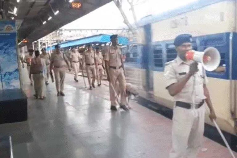 भारत-पाकिस्तान के बीच बढ़ते तनाव को देखते हुए भारतीय रेलवे ने देशभर के स्टेशनों पर सतर्कता बढ़ाई