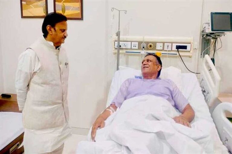 उप मुख्यमंत्री श्री शुक्ल ने बुंदेलखंड मेडिकल कॉलेज के डीन डॉ. ठाकुर का कुशलक्षेम जाना