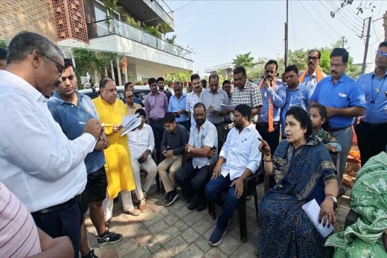 राज्यमंत्री श्रीमती गौर ने गोविंदपुरा क्षेत्र की कॉलोनियों का भ्रमण कर सुनीं रहवासियों की समस्याएं