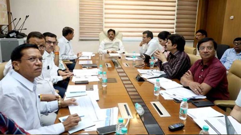 सामंजस्य एवं विभागीय सक्रियता की कमी से निर्माण कार्यों में विलंब अस्वीकार्य : उप मुख्यमंत्री शुक्ल