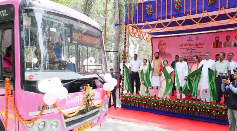 सीएम नीतीश ने महिलाओं को दी 20 बसों की सौगात, बिहार में पिंक बस सेवा का शुभारंभ