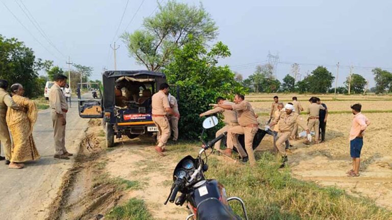 फिरोजाबाद में पूर्व प्रधान और बेटे की फावड़े प्रहार कर हत्या