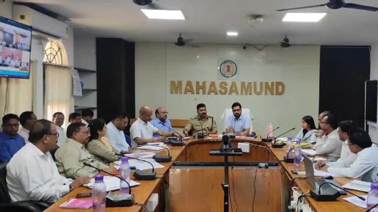 महासमुंद : कलेक्टर श्री विनय लंगेह ने ली समय सीमा की बैठक