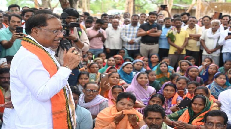 गुलमोहर पेड़ के नीचे लगी मुख्यमंत्री की चौपाल: सारंगढ़-बिलाइगढ़ जिले के ग्राम कनकबीरा में उतरा उड़नखटोला