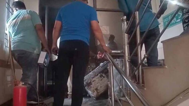 शॉर्ट सर्किट से अस्पताल में लगी आग, मचा हड़कंप, जान बचाकर भागे मरीज और परिजन