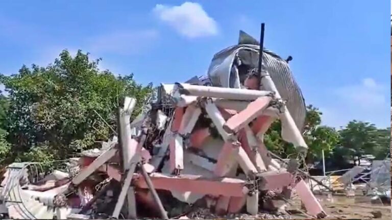 सीतापुर में 5 करोड़ की लागत से बनी टंकी भरभराकर गिरी, गांव में फैला हजारों लीटर पानी