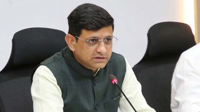 जलभराव से निपटने के लिए महापौर पुष्यमित्र भार्गव ने नगर निगम के अधिकारियों को अलर्ट रहने के लिए कहा
