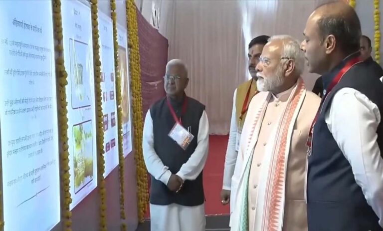 प्रधानमंत्री मोदी ने किया प्रदर्शनी का अवलोकन, सशक्त महिलाओं से किया संवाद