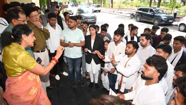 रानी दुर्गावती की समाधि को ‘मकबरा’ बताए जाने पर बवाल, ABVP ने किया प्रदर्शन