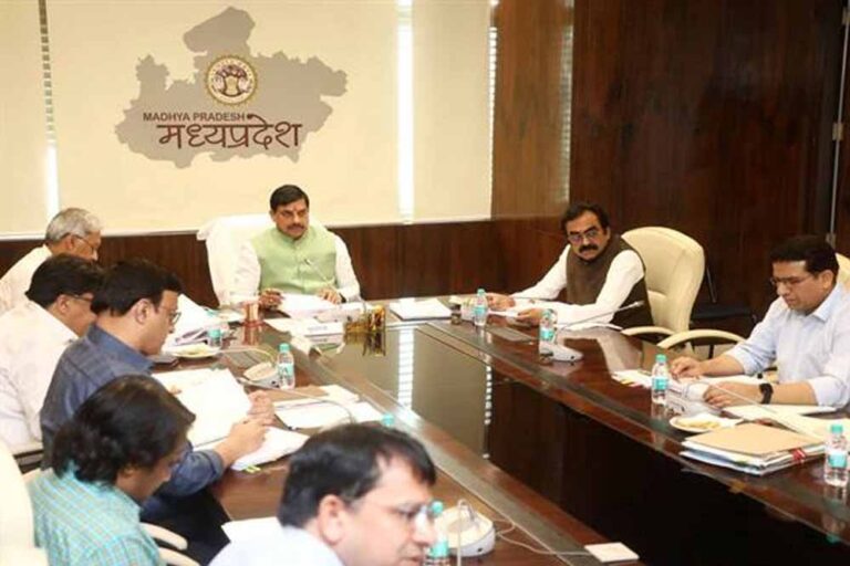 सड़क निर्माण में गुणवत्ता और दीर्घकालिक जरूरतों पर दें विशेष ध्यान : मुख्यमंत्री डॉ. यादव