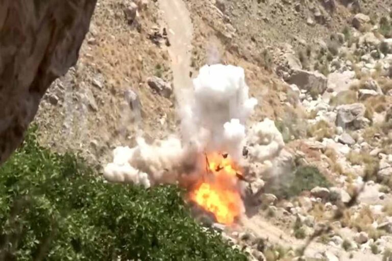 बलूच विद्रोहियों ने बम से उड़ा दी पाकिस्तानी सैनिकों की गाड़ी, 12 की मौत