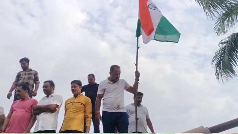 राजधानी भोपाल में मुस्लिम समाज ने लहराया तिरंगा, पाकिस्तान के खिलाफ की नारेबाजी