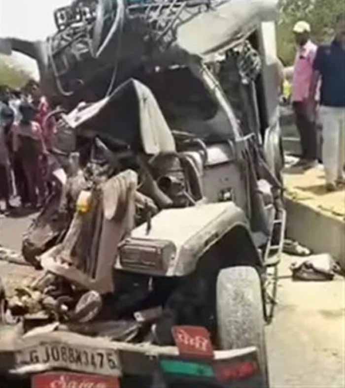 गुजरात के साबरकांठा में दर्दनाक सड़क हादसा, जीप, बस और बाइक की जबरदस्त टक्कर, 6 लोगों की मौत