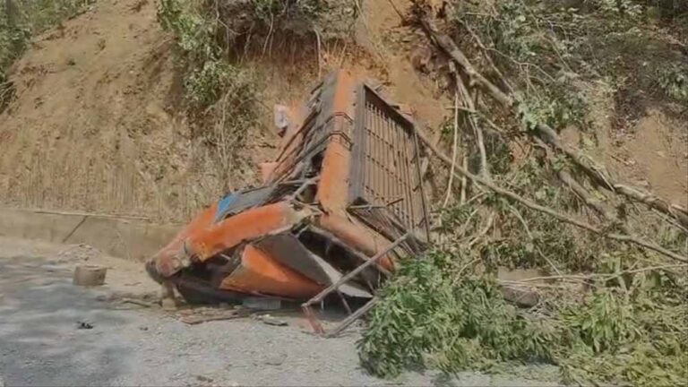 बलरामपुर जिले के कुसमी-चांदो मार्ग के कंठी घाट पर बरातियों से भरी बस नीचे गिरी, तीन की मौत, पांच दर्जन घायल