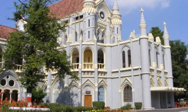 राज्य सरकार द्वारा संचालित धार्मिक स्थलों में पुजारी के रूप में केवल ब्राह्मणों को ही क्यों मौका दिया जाता है: हाई कोर्ट