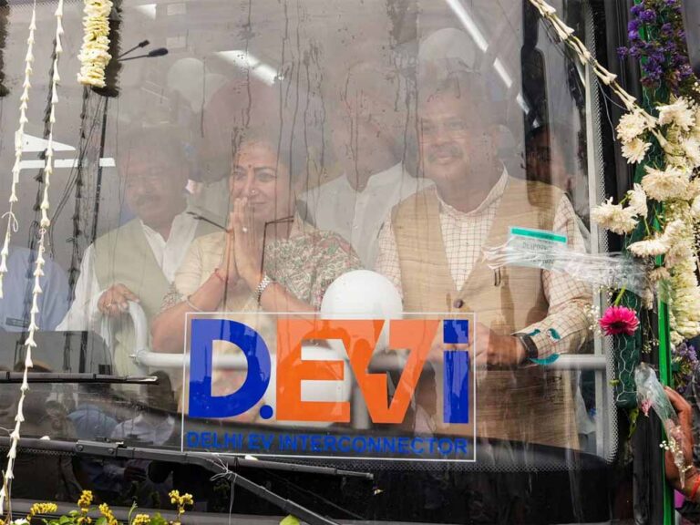 दिल्लीवालों को 400 नई इलेक्ट्रिक बसों की सौगात मिली, मुख्यमंत्री रेखा गुप्ता ने इन बसों का किया उद्घाटन