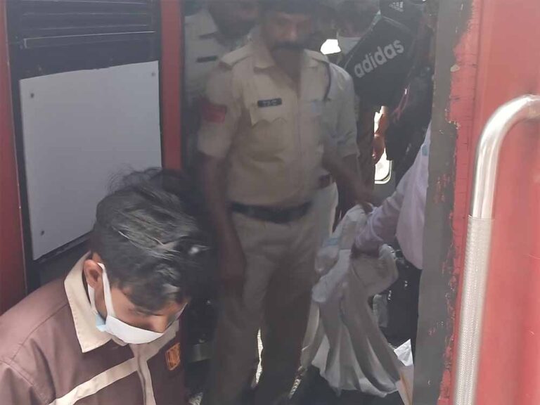 अदमदाबाद से कोलकाता जाने वाली ट्रेन के शौचालय में एक युवक का शव फंदे पर लटकता मिला, खड़ी रही ट्रेन