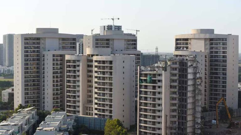 नोएडा और ग्रेटर नोएडा में फ्लैट की रजिस्ट्री में देरी पर ऐक्शन की तैयारी, DM ने 95 बिल्डरों को भेजा नोटिस