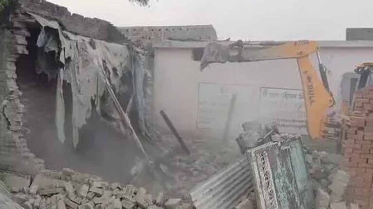 संभल में जिला प्रशासन ने भाजपा नेता गुलफाम सिंह हत्या मामले में आरोपियों द्वारा किए गए अवैध कब्जे पर चलाया बुलडोज