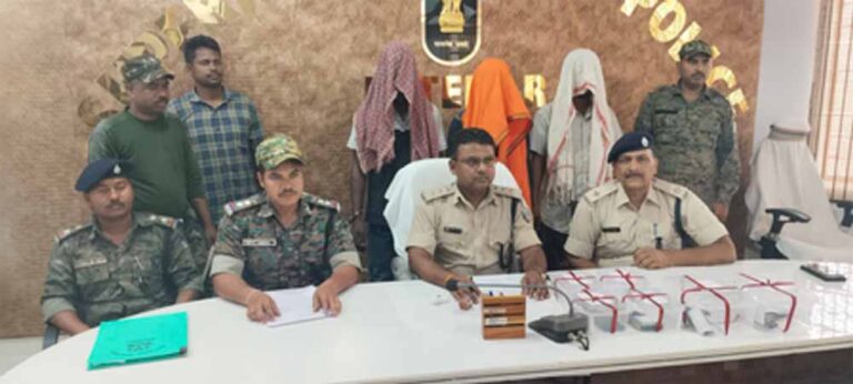झारखंड के लातेहार जिले की पुलिस ने जंगल से तीन मोस्ट वांटेड नक्सली गिरफ्तार