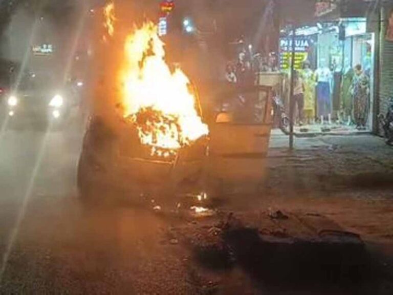 राजधानी में फिर से रफ्तार का कहर, पोल से टकराकर कार बनी आग का गोला, युवक की मौत