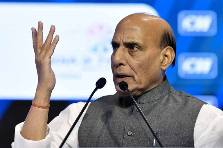 केंद्रीय रक्षा मंत्री ने पाकिस्तान को दो टूक संदेश देते हुए कहा -हमारी सहनशीलता का कोई नाजायज फायदा नहीं उठाए