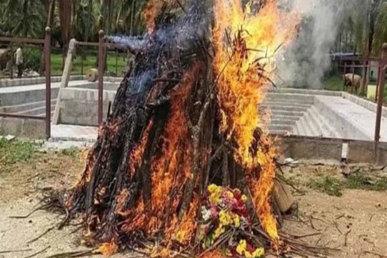 महिला की संदिग्ध परिस्थिति में हुई मौत, पुलिस ने जलती चिता अधजला शव किया बरामद