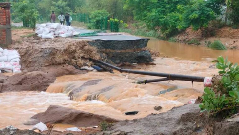 बिहार-झारखंड की सीमा पर दो दिनों से लगातार बारिश, गांवों में घुसा पानी, सड़कें भी टूटीं
