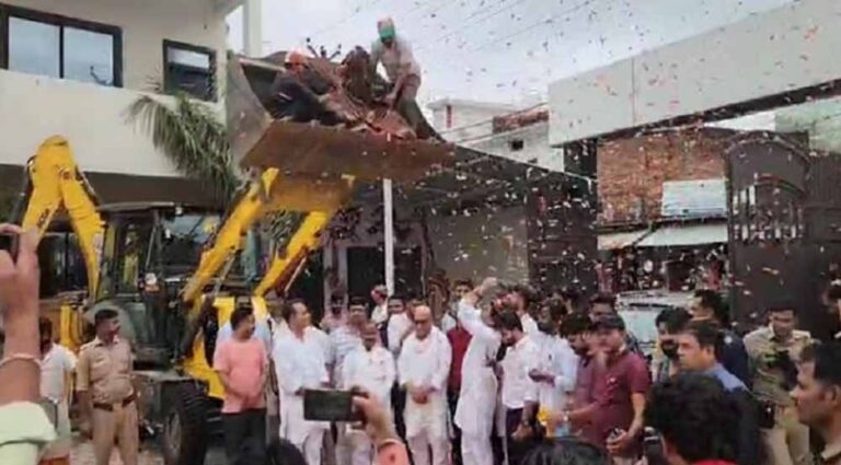 बुलडोजर दो तरह के एक मोहब्बत का तो दूसरा योगी सरकार का जो तोड़ने का काम करता है : कांग्रेस प्रदेश अध्यक्ष