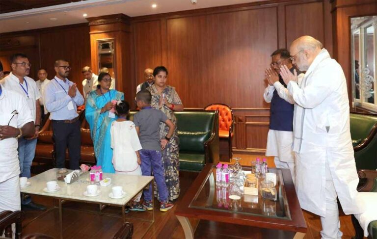 शहीद एएसपी आकाश राव गिरिपुंजे के परिजनों से केंद्रीय गृह मंत्री शाह ने की मुलाकात, श्रद्धांजलि की अर्पित