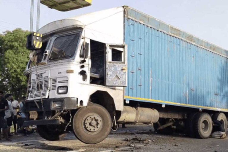 राजस्थान के दौसा-मनोहरपुर हाईवे पर ट्रक और जीप की जोरदार टक्कर में दूल्हा-दुल्हन समेत पांच लोगों की मौत