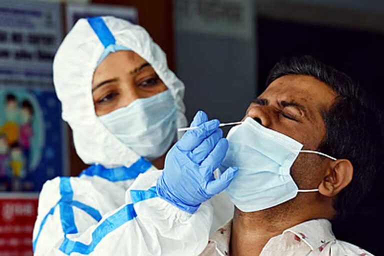 भारत में फिर तेजी से पैर पसार रहा कोरोना, एक्टिव केसों की संख्या 7000 के पास, अब तक 74 की मौत