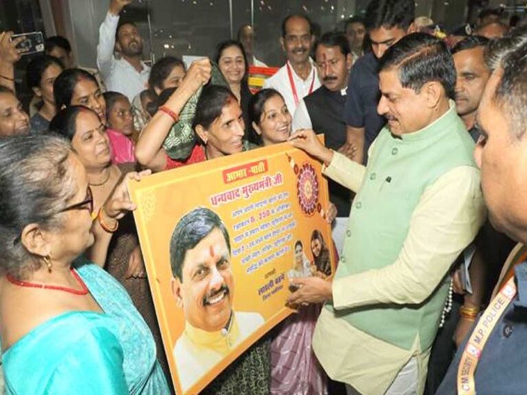 मुख्यमंत्री डॉ. यादव को ग्वालियर की लाड़ली बहनाओं ने सौंपा बधाई पत्र