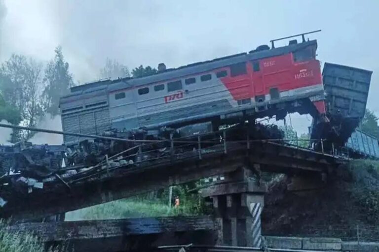 रूस में टूटने ने पटरी से उतरी ट्रेन, 7 की मौत और 30 घायल, क्या यूक्रेन ने उड़ा दिया रेलवे ब्रिज
