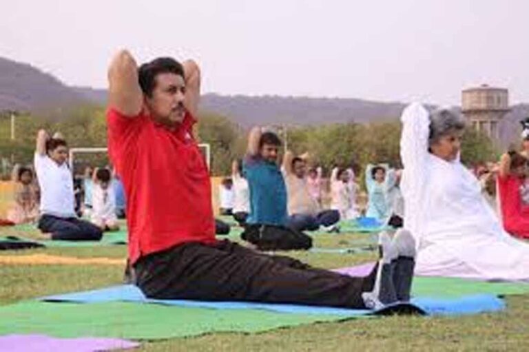 दौसा के गेटोलाव धाम में 11वां अंतरराष्ट्रीय योग दिवस मनाया, कर्नल राज्यवर्धन राठौड़ ने भी किया योगाभ्यास