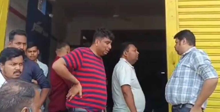 जीएसटी विभाग की लगातार छापामार कार्रवाई के खिलाफ सड़क पर उतरा  व्यापारी संघ