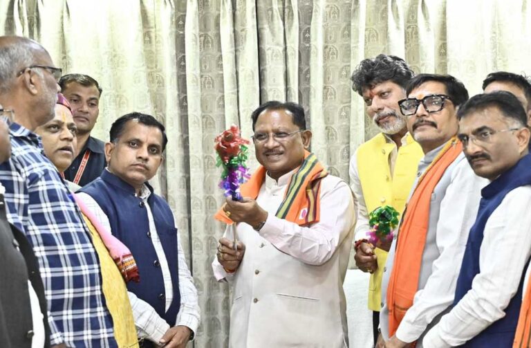 मुख्यमंत्री विष्णु देव साय को बस्तर के ऐतिहासिक ‘गोंचा महापर्व’ का आमंत्रण : ‘तुपकी’ भेंट कर किया गया सम्मान