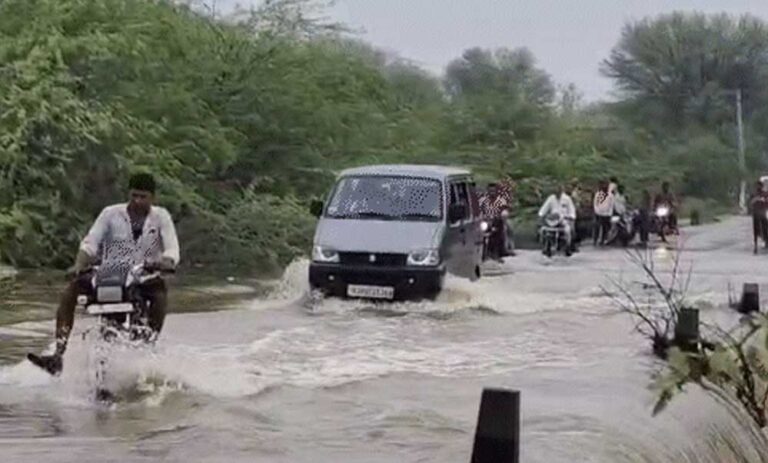 MP -गुजरात समेत 19 राज्यों में बारिश का ऑरेंज अलर्ट, ओडिशा के बालासोर में बाढ़ से 50 हजार लोग प्रभावित