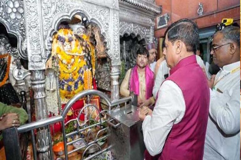 सीएम डॉ मोहन ने बाबा काशी विश्वनाथ के किए दर्शन, महादेव से की MP की सुख समृद्धि की कामना