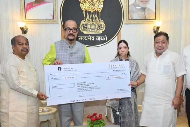 राज्यपाल डेका ने पहलगाम आतंकी हमले में जान गंवाने वाले स्वर्गीय अग्रवाल के परिजनों को दी 2 लाख रूपये की सहायता राशि