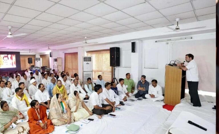 राहुल गांधी ने पीसीसी कार्यालय में विधायक दल की बैठक में कई विधायक नदारद नजर आए