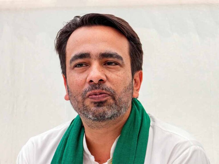 योग करने के बाद केंद्रीय मंत्री जयंत चौधरी ने कहा- इस बार टिकट उन लोगों को मिलेगा जो योग ठीक से करेंगे